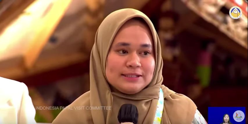 Isak Tangis Guru Berhijab dari Pulau Buton di Depan Paus Fransiskus: Bawa Pesan Damai dan Pendidikan