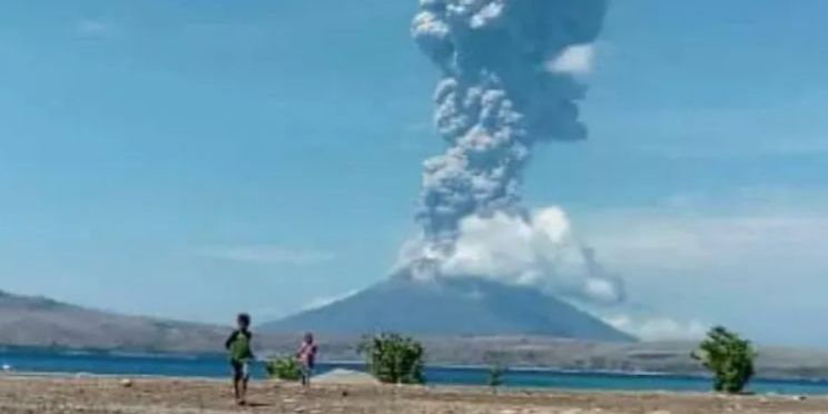 Gunung Semeru Erupsi Kamis Dini Hari, Warga Diminta Waspada Potensi Awan Panas