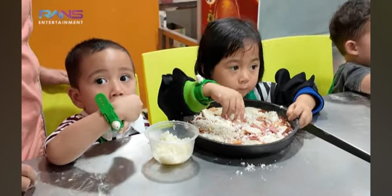 Buat Pizza Bareng Nuni, Potret Rayyyanza Malah Sibuk Makan Keju Sampai Buat Sus Rini Istighfar