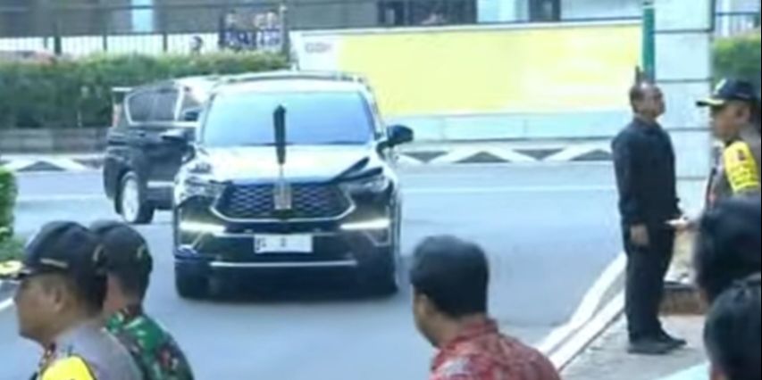 Pakai Innova Zenix, Jokowi Tiba di GBK Hadiri Misa Akbar Paus Fransiskus