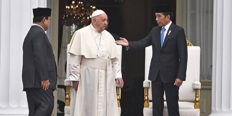 Jokowi Sambut Paus Fransiskus di GBK Jelang Misa Akbar