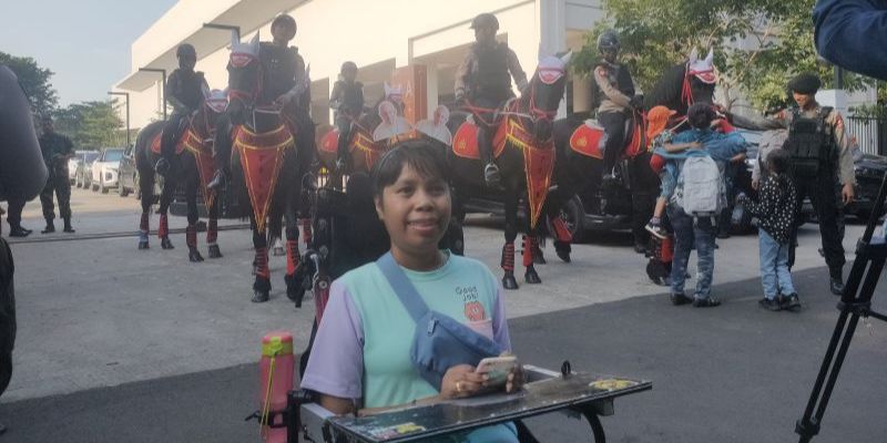 Cerita Wanita Difabel 'Terbang' dari NTT ke GBK Minta Berkat Paus Fransiskus saat Misa Akbar