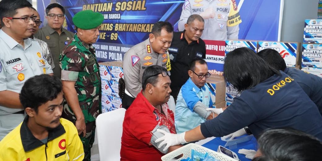 Jelang Hari Lalu Lintas Bhayangkara, Polisi Bagikan Bansos ke Sopir Bus hingga Pemulung di Riau