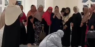 Kelakuan Genk Emak-Emak ini Bikin Geleng-Geleng, Foto-Foto di Dalam Masjid Padahal Depannya Orang Salat