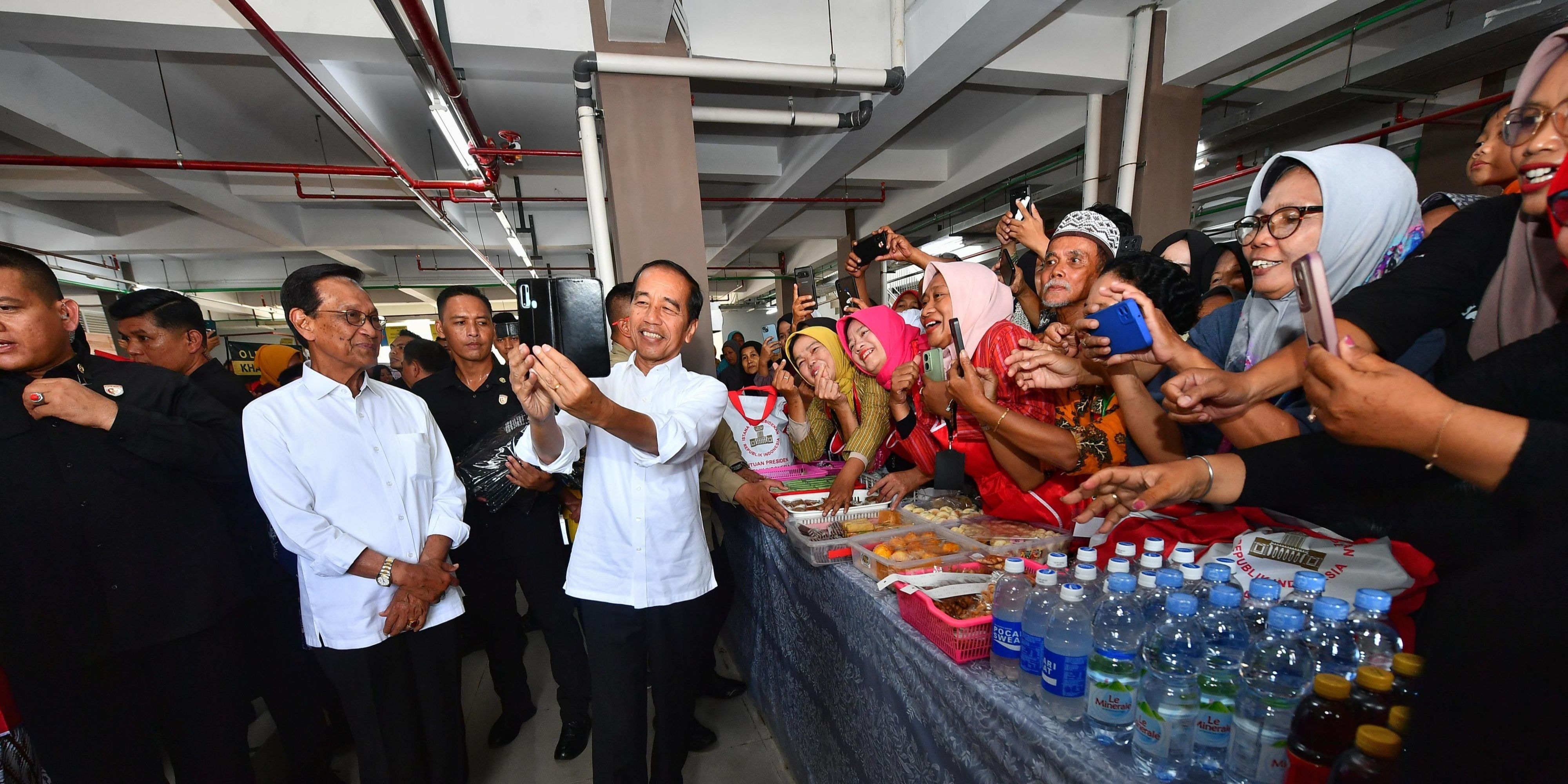 Jokowi di Depan Warga: Saya Mohon Pamit dan Mohon Maaf, Pangapunten Kalau Ada Hal yang Kurang Berkenan