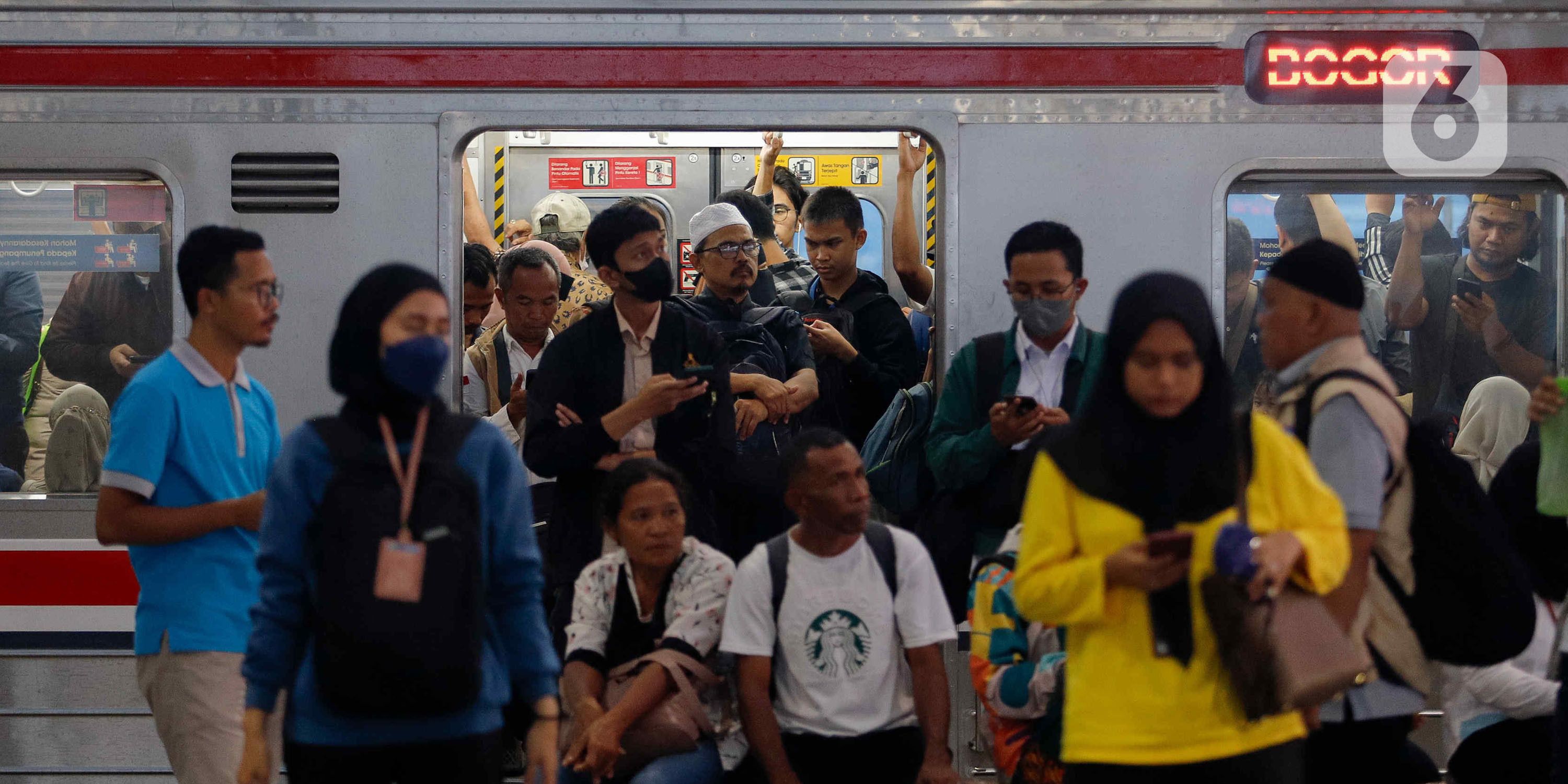 Luhut Ungkap Subsidi Tarif KRL Jabodetabek Berbasis NIK Tinggal Ketok Palu