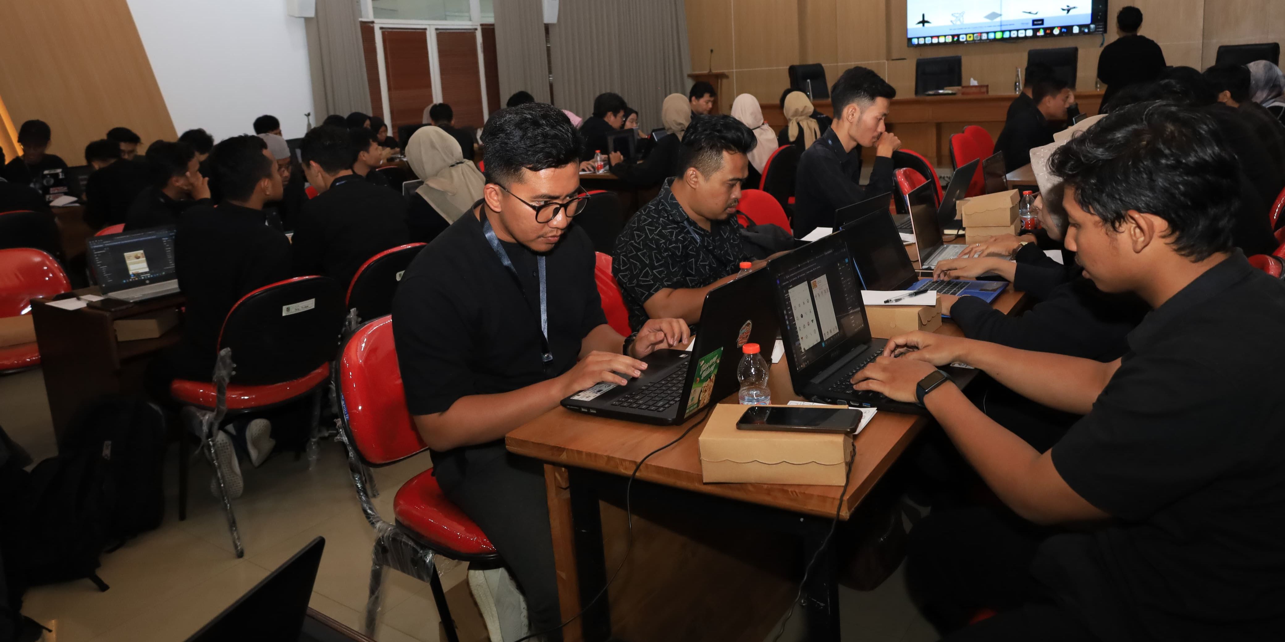 Puluhan Anak Muda Jagoan Digital Banyuwangi Dilatih Tren Pemograman Terkini