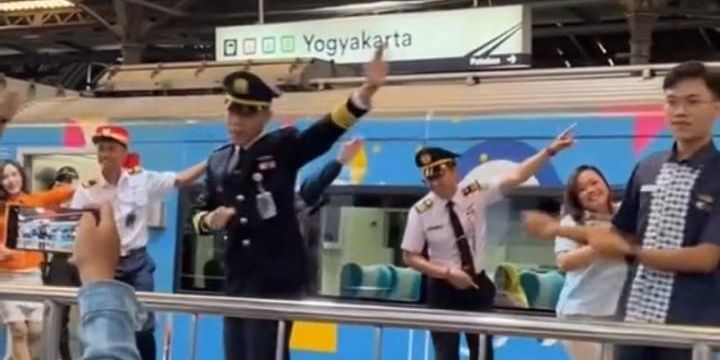 Momen Petugas KAI di Stasiun Yogyakarta Lakukan Flashmob di Hari Pelanggan Nasional, Viral