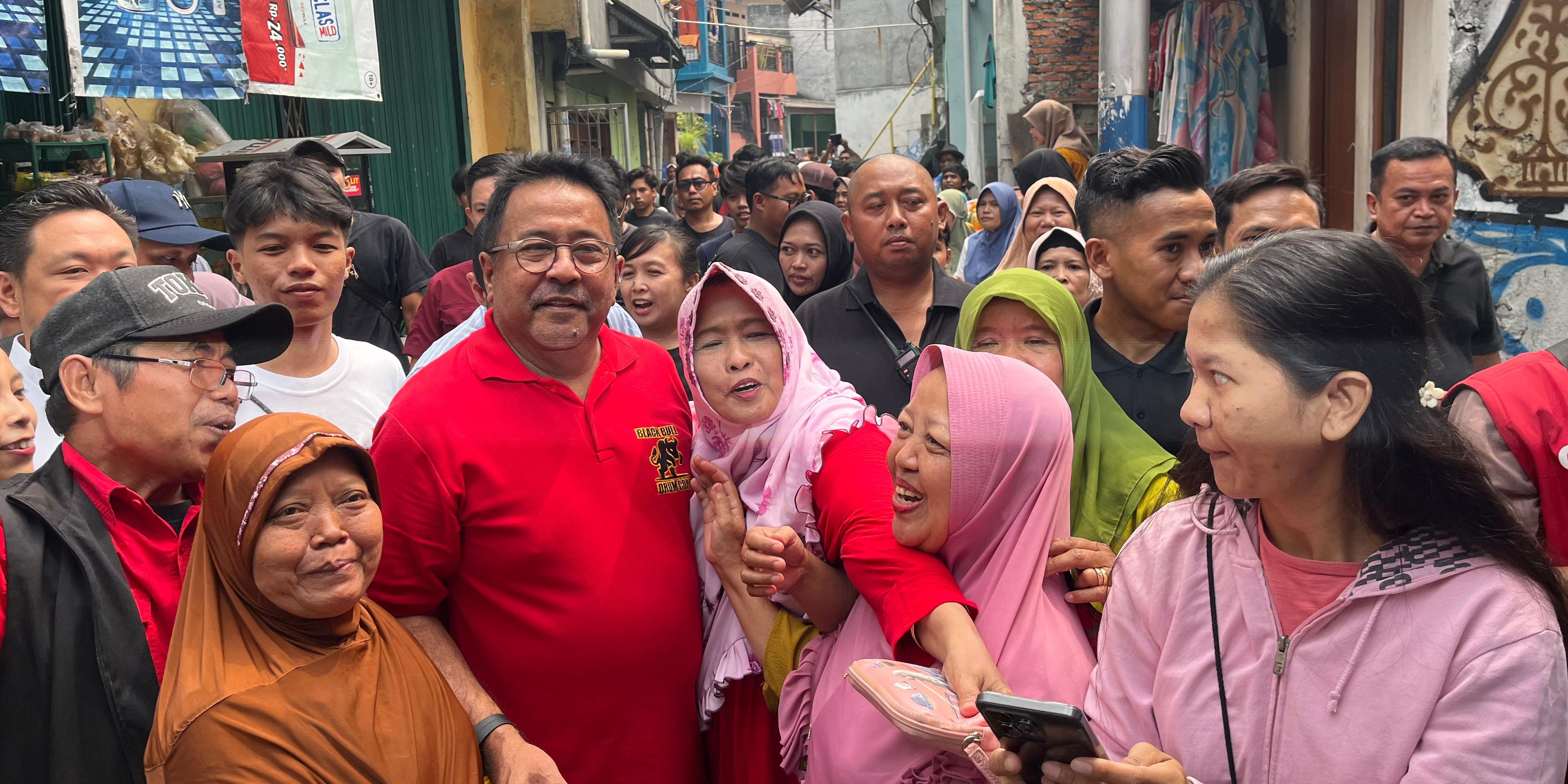 Rano Karno Blusukan Sapa Warga Kapuk Jakbar, Warga Berebut Salaman & Foto Bareng