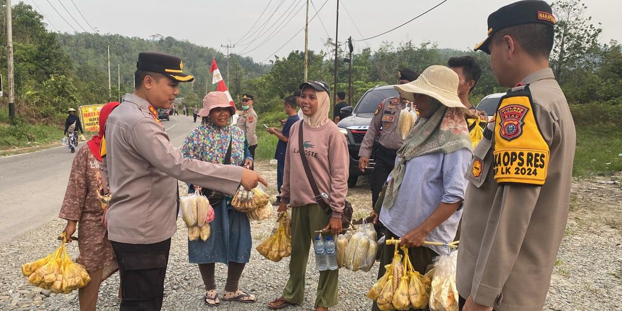 Aksi Perwira Polisi Borong Dagangan di Lokasi Jalan Longsor