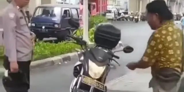 Pria Mengamuk dan Memukul Polisi Karena Mobilnya Mogok, Video Ini Menjadi Viral