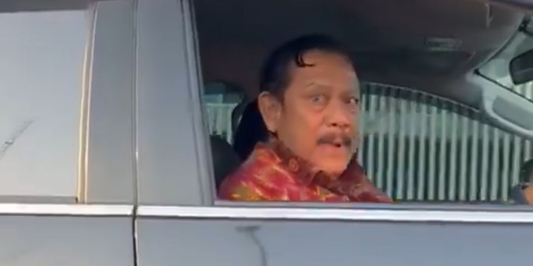 Viral Pengemudi Pajero Diduga Stafsus BIN Pamer Pistol Saat Cekcok dengan Warga