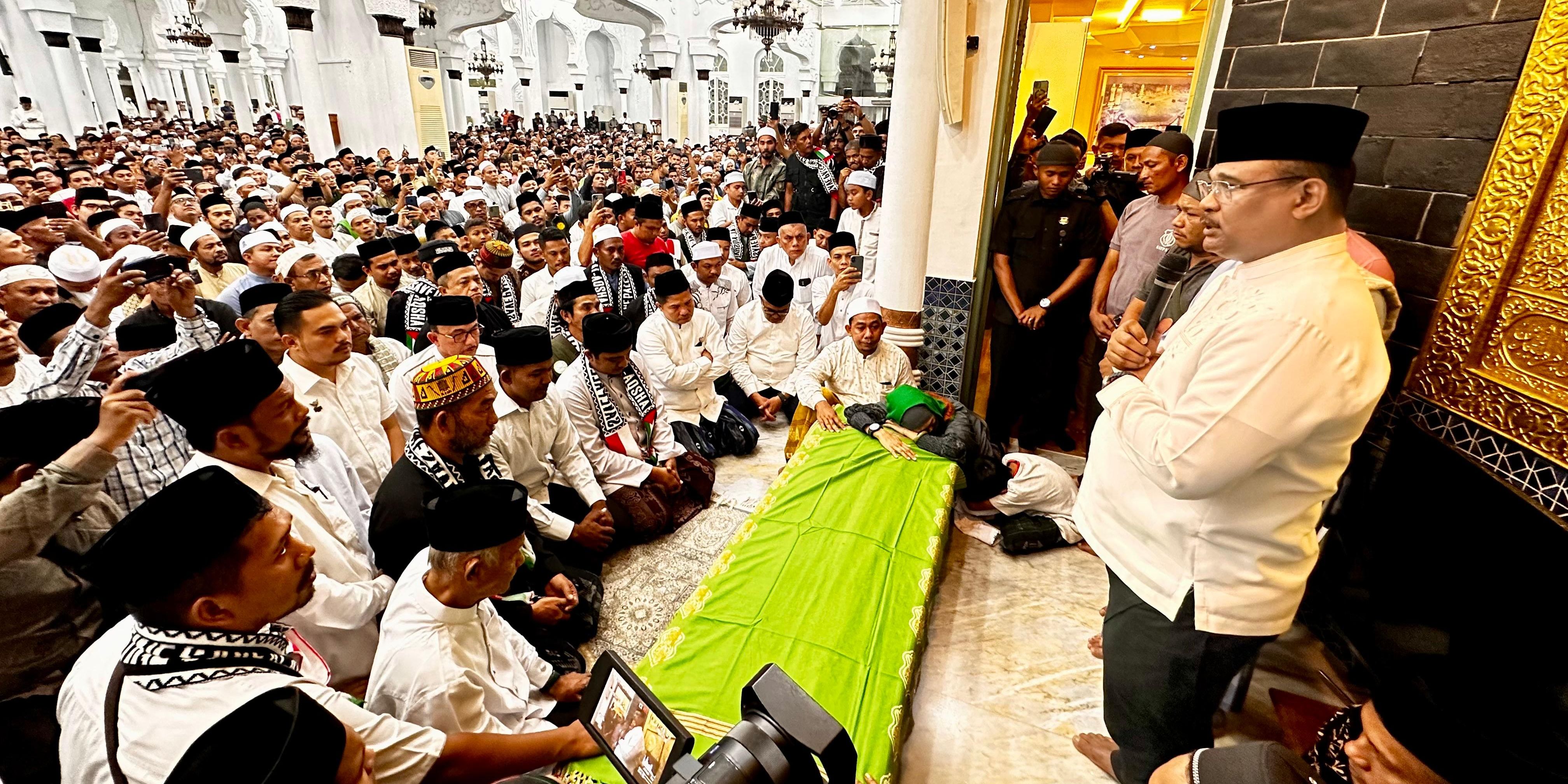 Potret Ribuan Masyarakat Salatkan Jenazah Bacawagub Tu Sop di Masjid Raya Baiturrahman Aceh