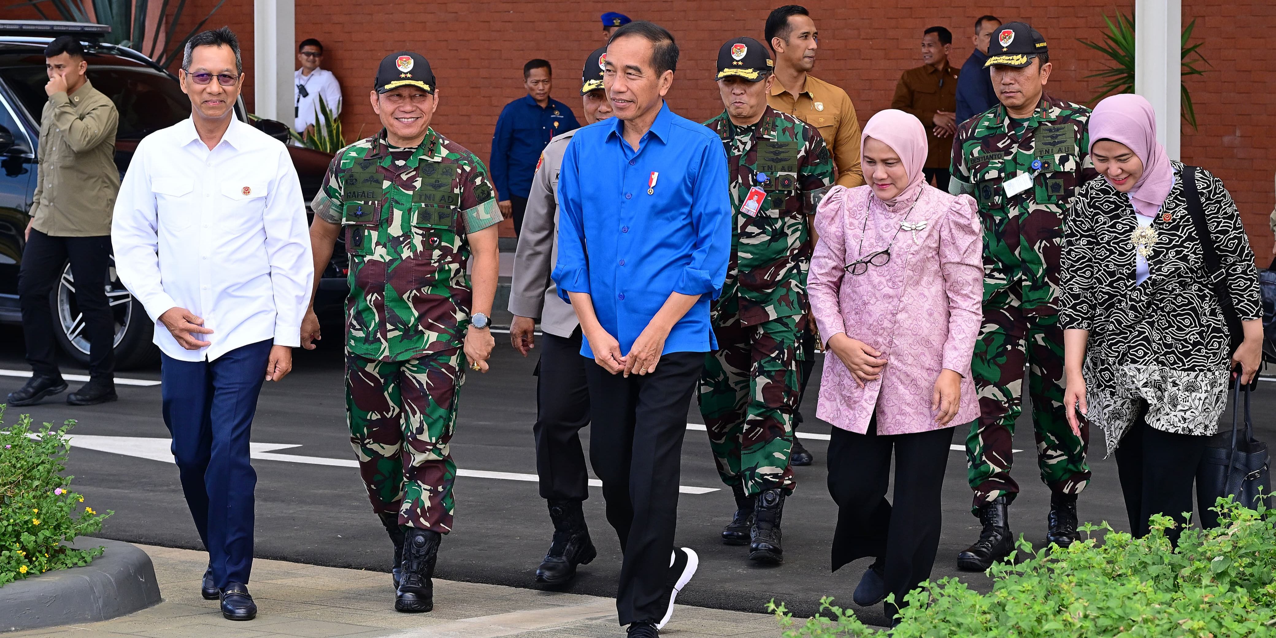 VIDEO: Jokowi Pamit, Asisten Ajudan Syarif Beri Kode Tangan Sambil Pegang Megafon di Pasar