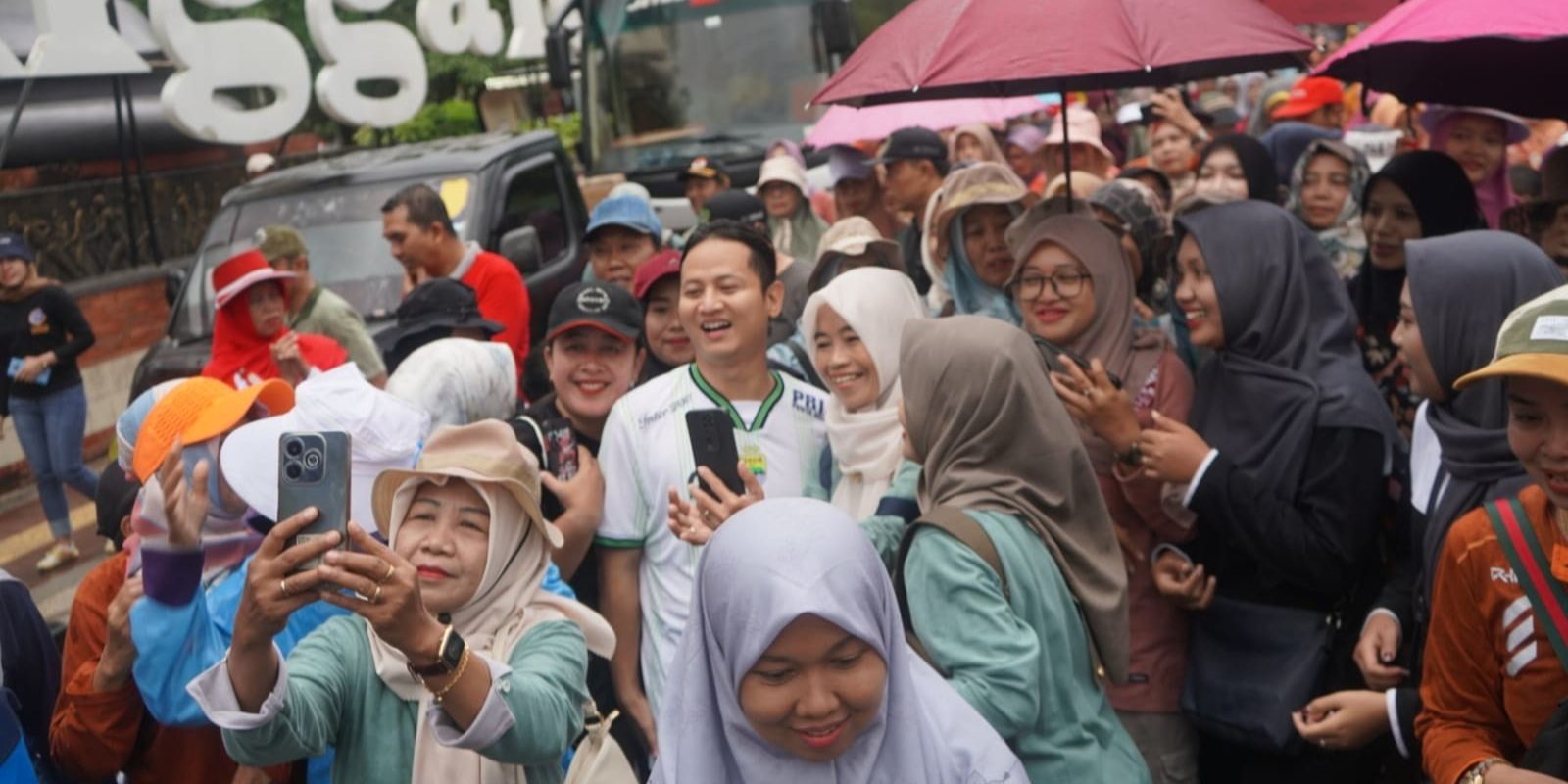 Meski Diguyur Hujan, Karnaval SCTV Di Trenggalek Tetap Meriah