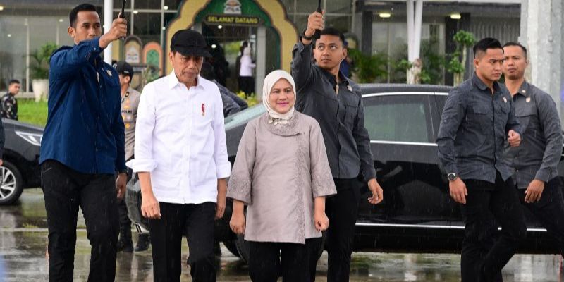 VIDEO: Senyum Manis Iriana Dampingi Jokowi Resmikan Jalan Tol di Aceh