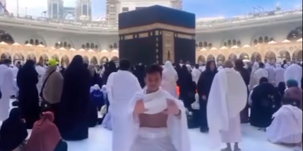 Berpakaian Ihram, Pria Ini Pamer Jurus Silat Depan Ka'bah, ‘Jackie Chan Angkat Tangan’