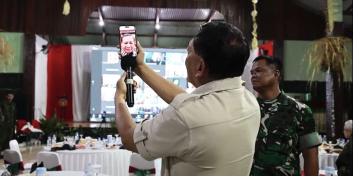 VIDEO: Prabowo Video Call Menhan Sjafrie Malam Tahun Baru 2025, Pesan ke Prajurit TNI di Papua