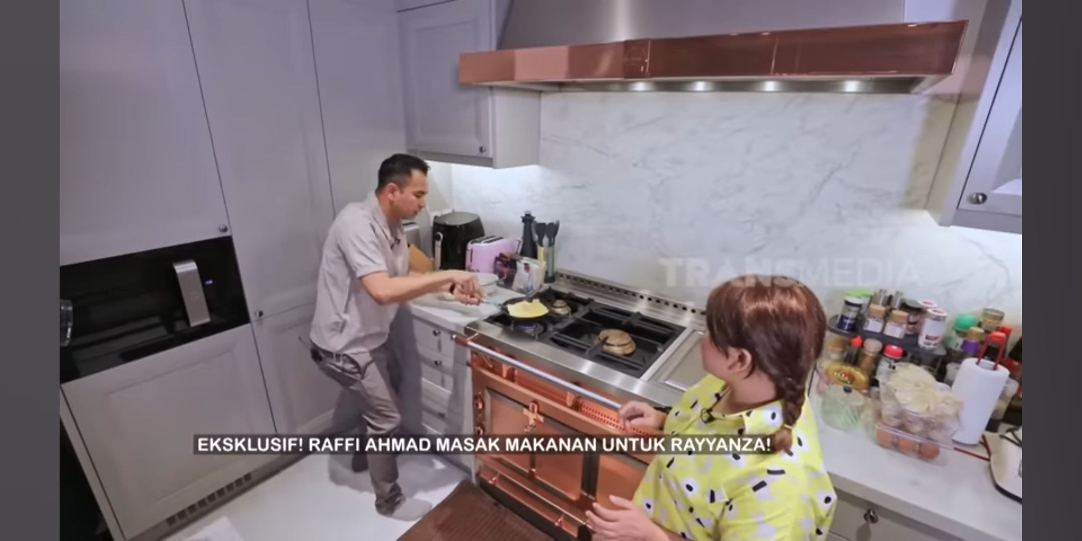 Potret Raffi Ahmad Masak Sendiri Sarapan Untuk Rayyanza, Bingung Cara Nyalakan Kompor Rp2 M yang Dibeli Nagita Slavina