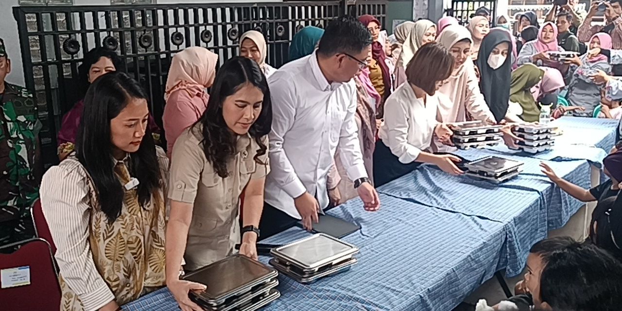 Momen Wamen Isyana Suapi Anak Saat Pantau Makan Bergizi Gratis untuk Ibu Hamil dan Menyusui