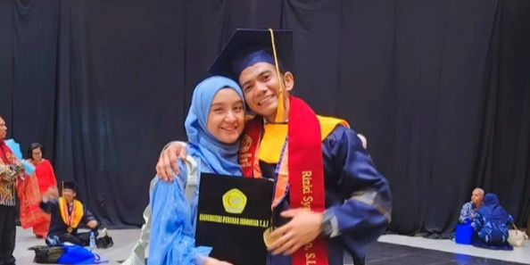 Potret Rizki DA Bahagia Akhirnya Wisuda Didampingi Istri Cantiknya, Tampil Gagah Menggunakan Toga