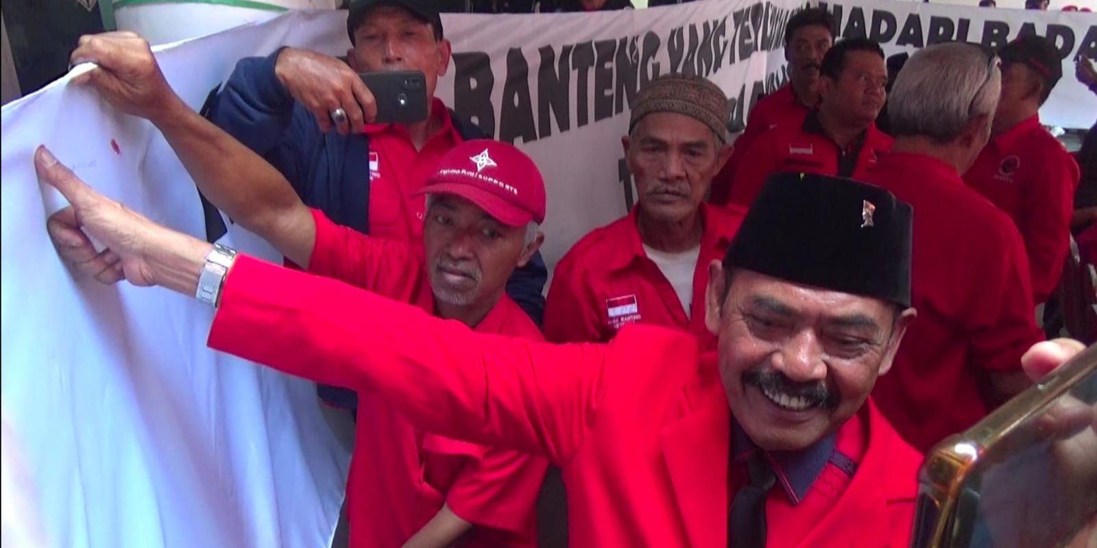 FX Rudy Pimpin Kader PDIP Solo Aksi Cap Jempol Darah, Dukung Megawati Kembali Jadi Ketua Umum