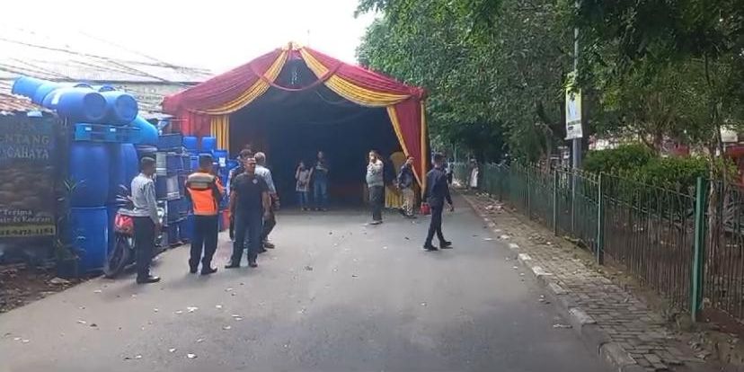 Bikin Geram Warga, Tenda Hajatan 'Makan' Separuh Badan di Jalan Proklamasi Sukmajaya Depok