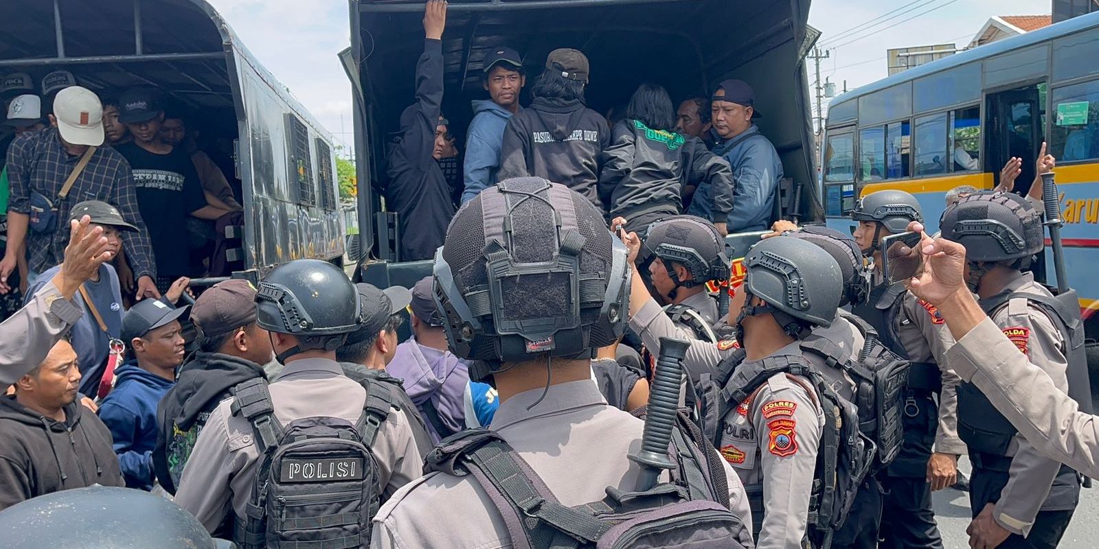 Memaksa Masuk ke Stadion Manahan Solo, Ratusan Suporter Persebaya Diamankan