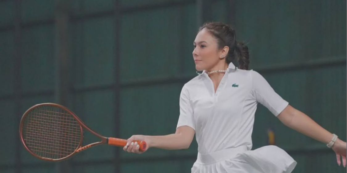 5 Potret Cantik Wulan Guritno saat Main Tenis, Tampilkan Body Goals dengan Outfit Sederhana