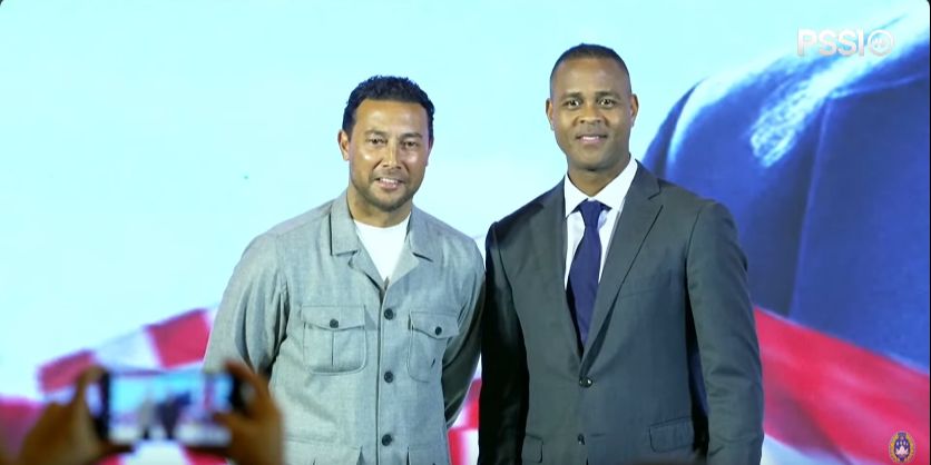 Momen Semringah Pelatih Timnas Kluivert, Turun Pangggung Gandeng Asisten Denny Landzaat