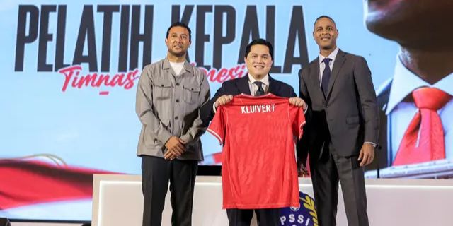 Senyum Semringah Erick Thohir Diapit Dua Legenda Timnas Belanda