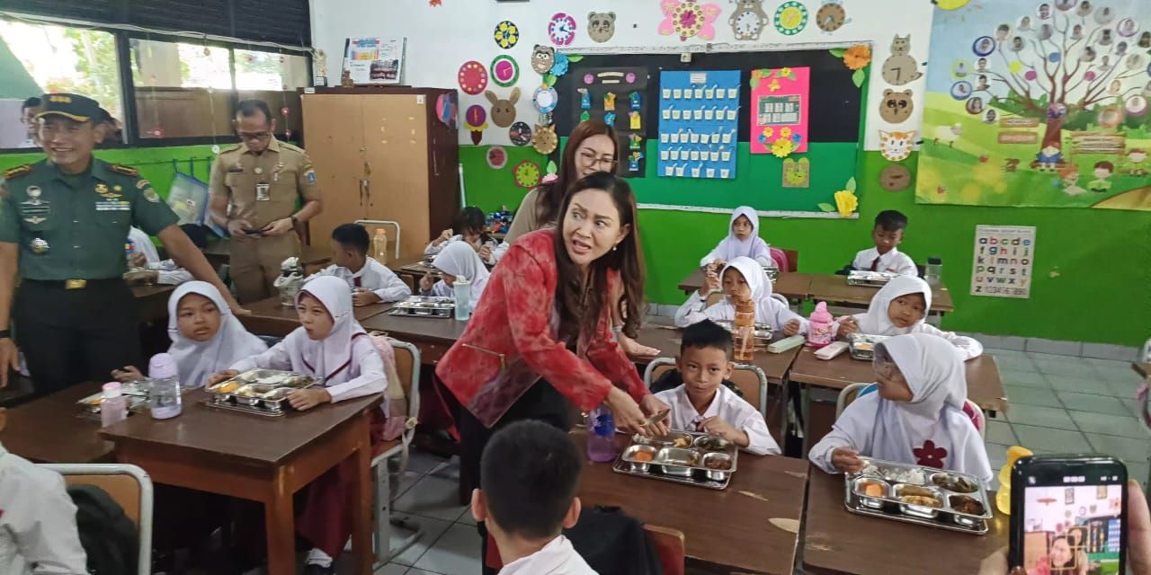 Insiden Sendok Bengkok saat Murid SDN Bangka 01 Pagi Santap Makan Bergizi Gratis Bikin Happy Djarot Kaget