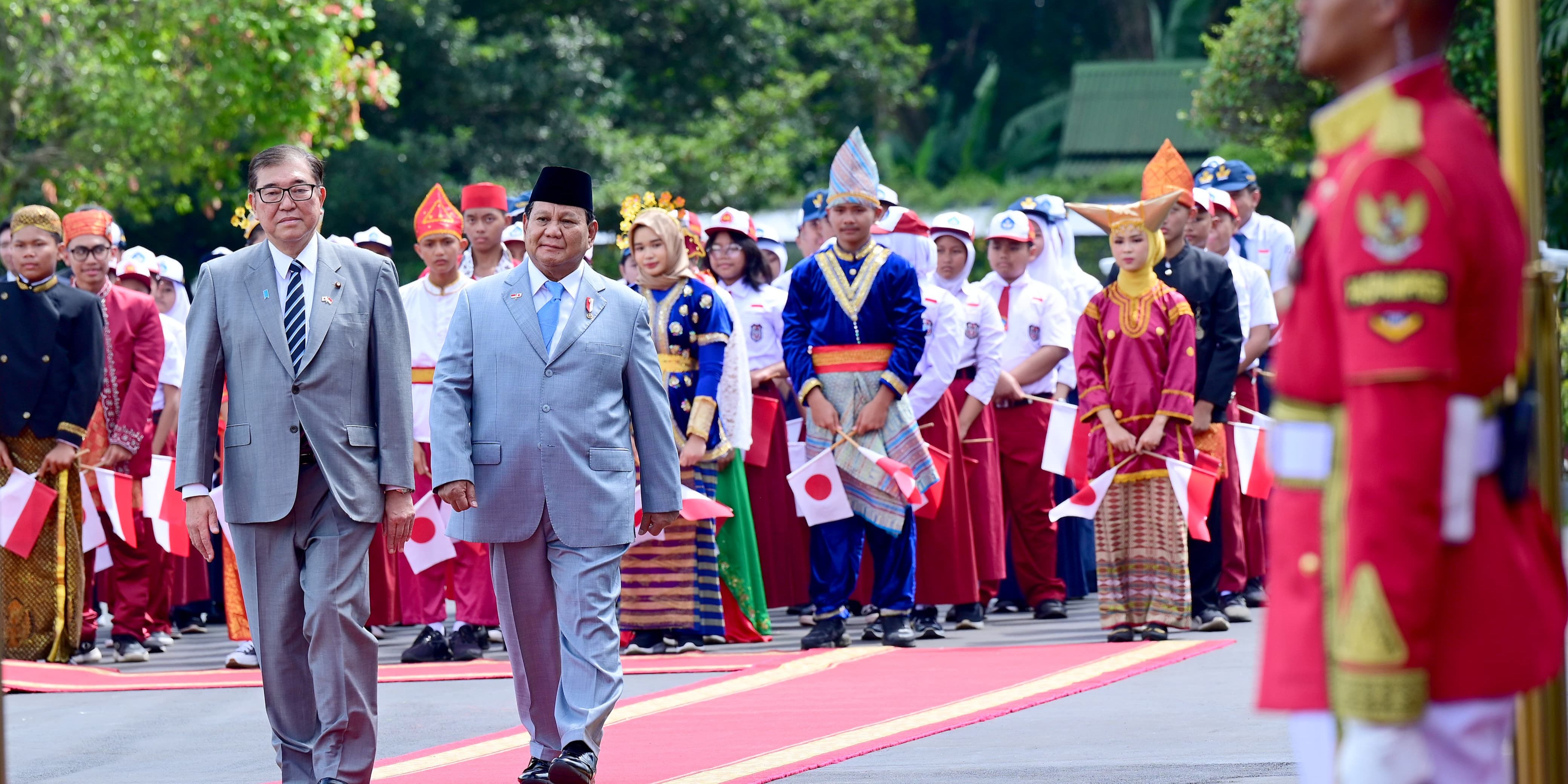 Perhatian Prabowo Rapikan Dasi Menteri Agus, Bahlil Terlihat Terpingkal