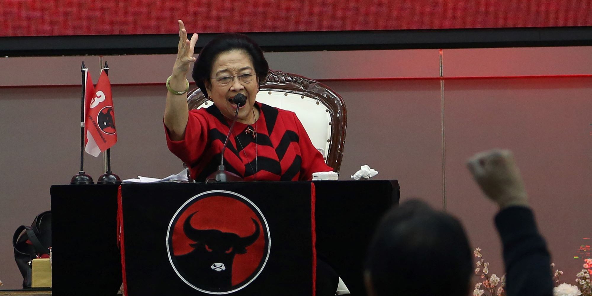 VIDEO: Keras! Megawati Gebrak Meja Singgung Prabowo: Mau Swasembada Tapi Tidak Berdikari