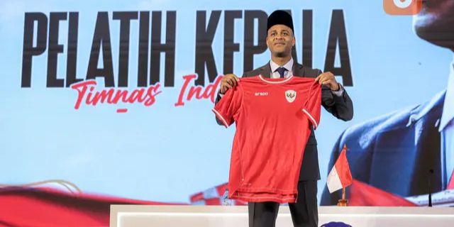 VIDEO: Kluivert Berpeci Pose Pegang Jersey Timnas Indonesia, Kocak Turun Gandeng Denny Landzaat