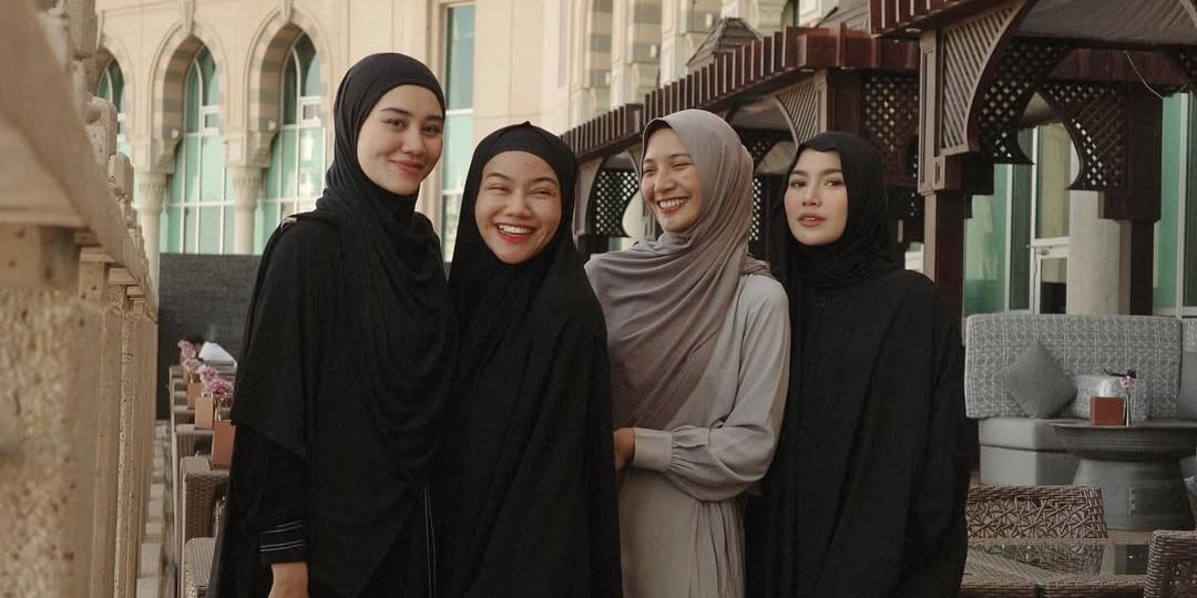 7 Potret Cantik Berhijab Mahalini, Yura Yunita, Sheila Dara dan Aaliyah Massaid saat Umrah ke Tanah Suci Mekkah Bareng