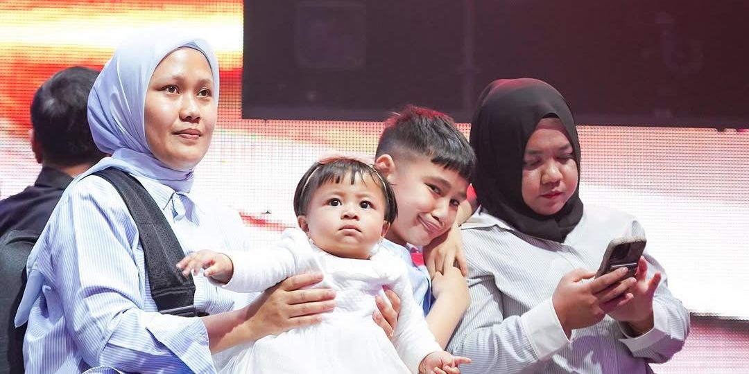 Momen Sweet Rafathar, Rayyanza dan Baby Lily Temani Raffi Ahmad Syuting