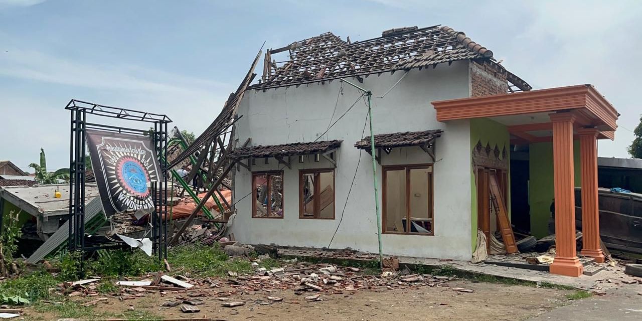 FOTO: Dahsyatnya Ledakan Rumah Polisi di Mojokerto, Bangunan Luluh Lantak dan Dua Orang Tewas