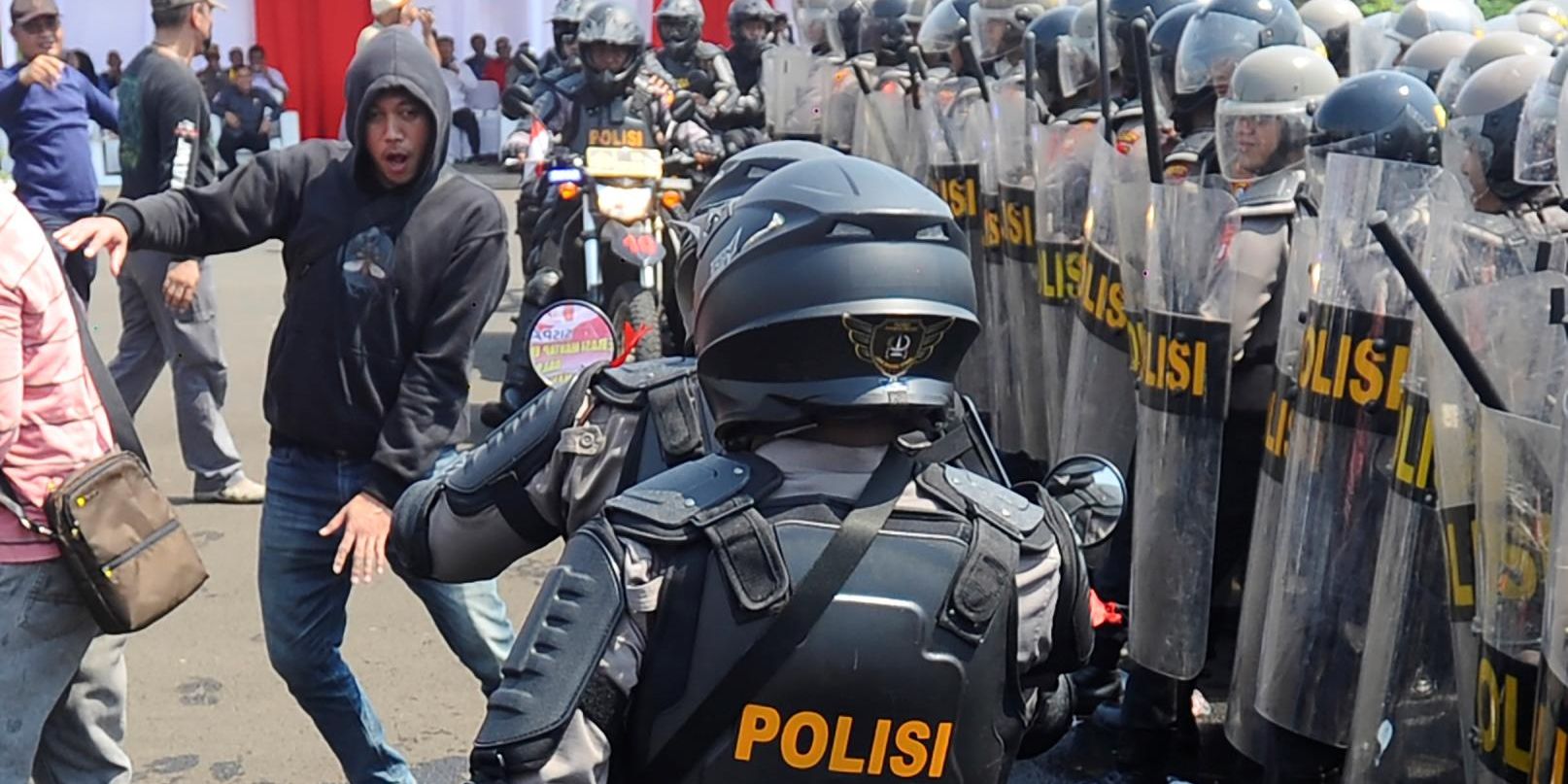 Suporter PSIS dan Persita Bentro di Tol Jagorawi, Ratusan Orang Ditangkap Polisi