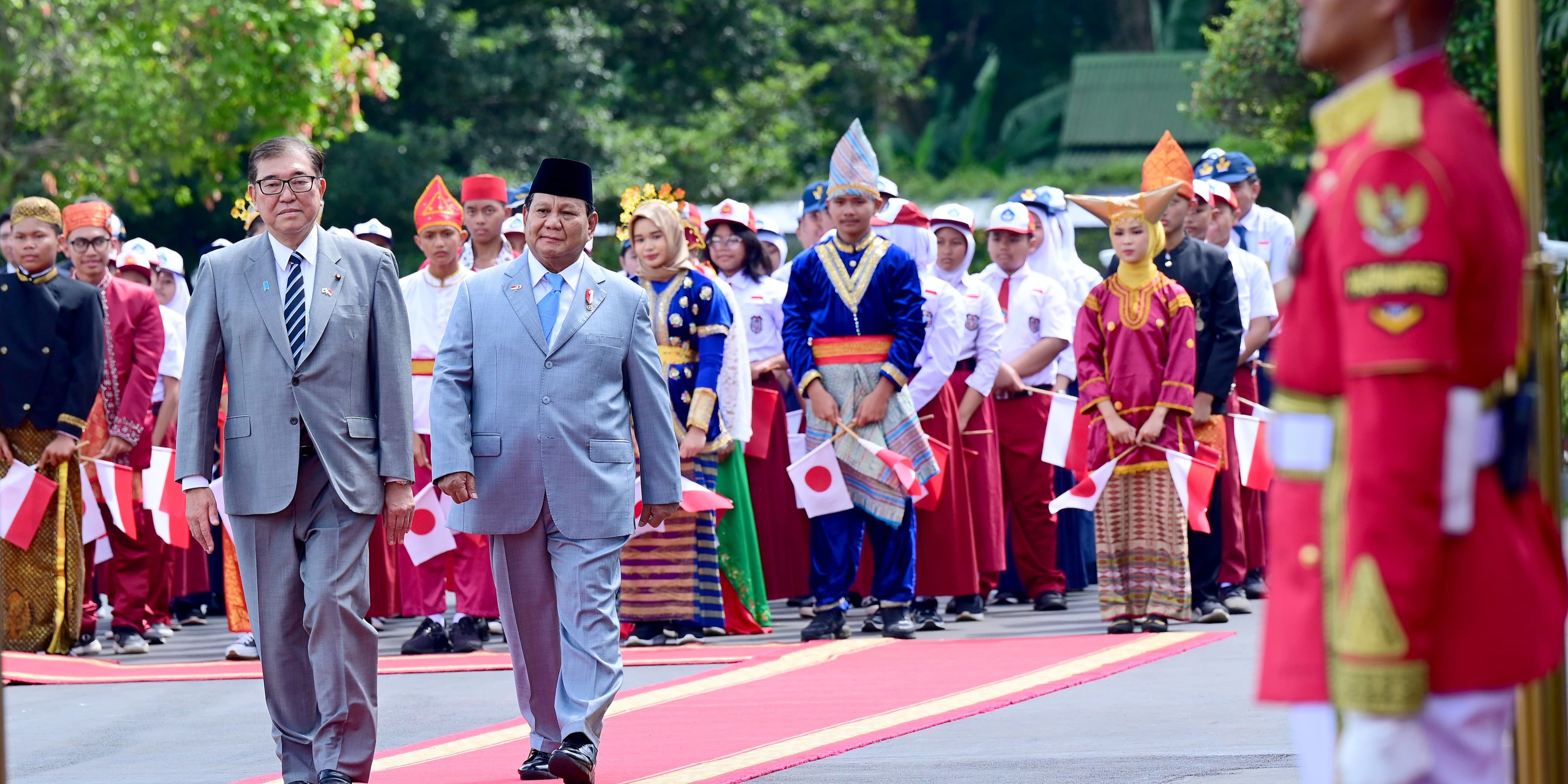 VIDEO: Ekspresi Tajam Mayor Teddy Melotot Tegur Staf Istana Ganggu Momen Prabowo Bicara