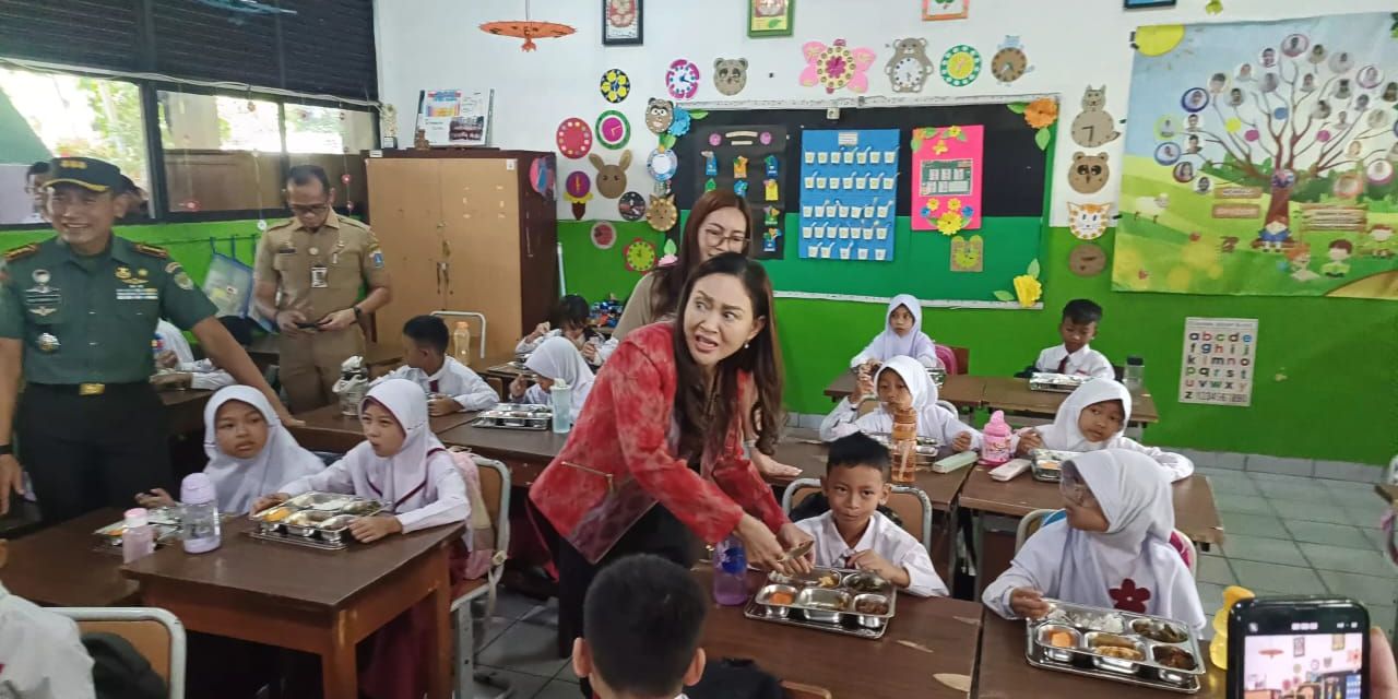 VIDEO: Tinjau Makan Bergizi Gratis Prabowo, Istri Djarot PDIP Tajam Pelototi Menu untuk Siswa