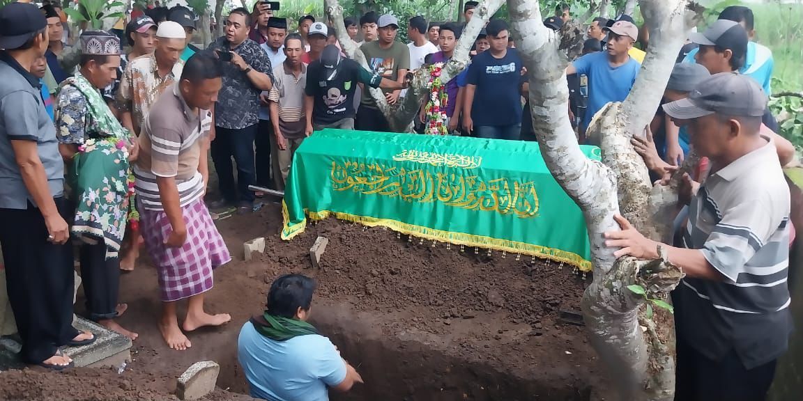 Ibu dan Anak Korban Ledakan Rumah Polisi di Mojokerto Dimakamkan Satu Liang Lahat