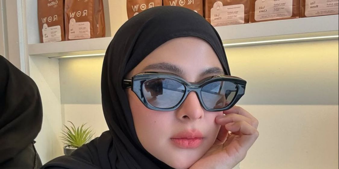 7 Potret Cantik Thya Sethya Pakai Hijab Usai Tinggalkan MMA, Semoat Tampil Bercadar saat Umrah