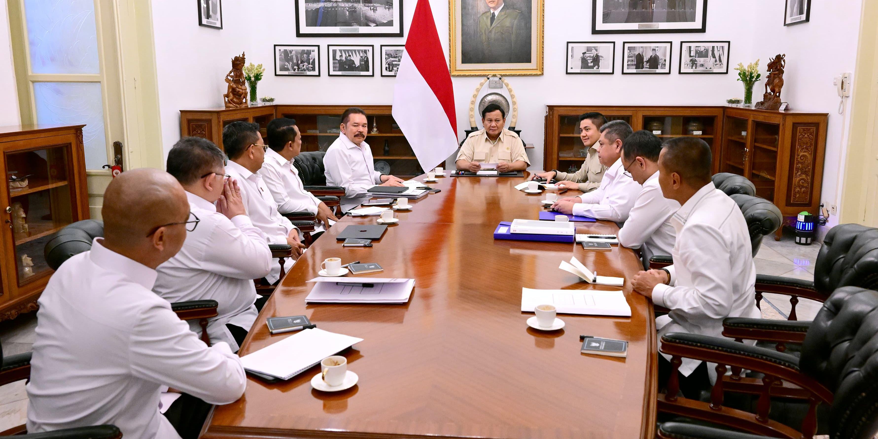 VIDEO: Tatapan Tajam Prabowo Panggil Jaksa Agung ke Istana, Pundak Teddy Dirangkul