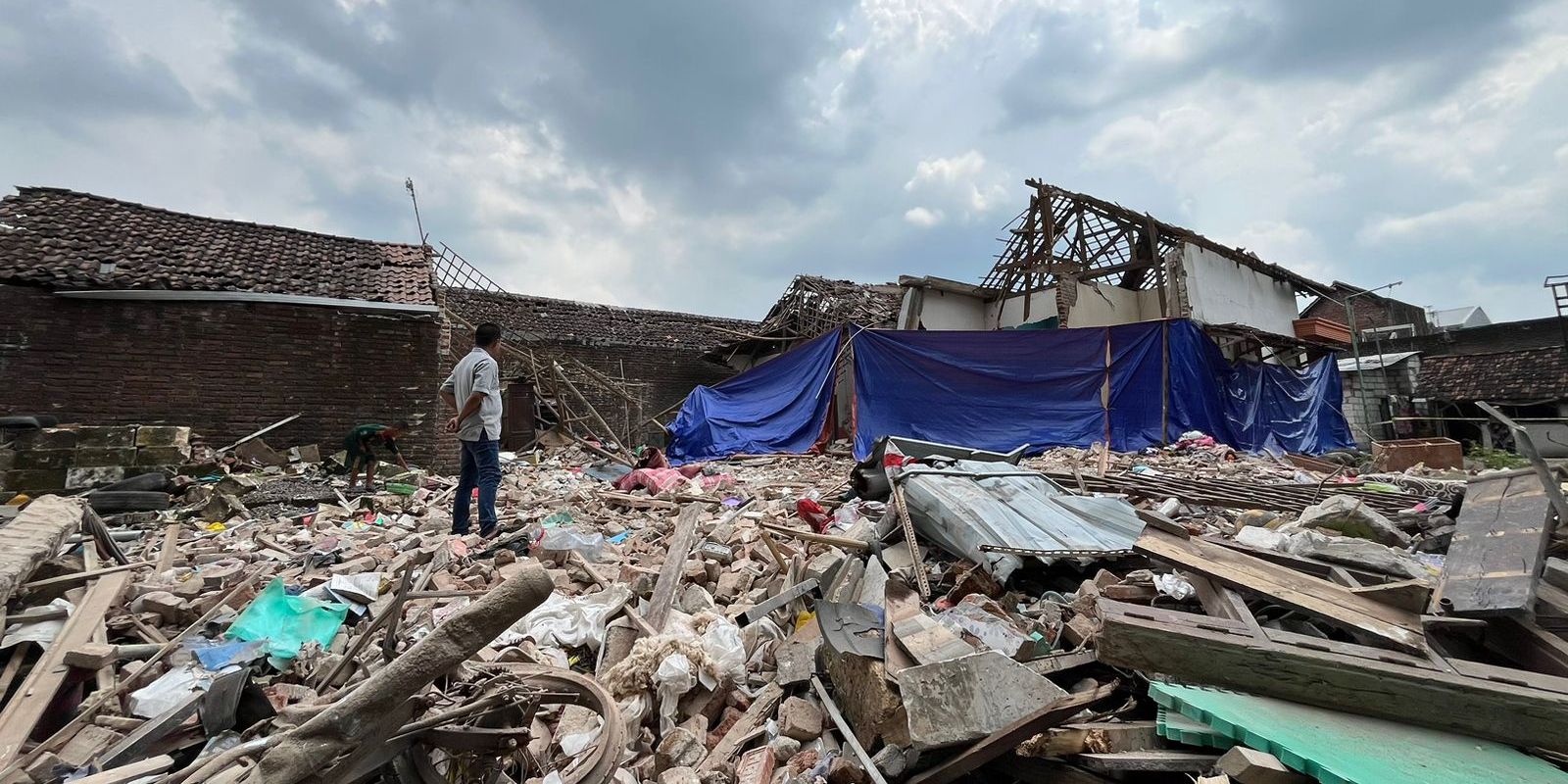 Tim Labfor Temukan Selongsong Kembang Api di Lokasi Ledakan Rumah Polisi Mojokerto