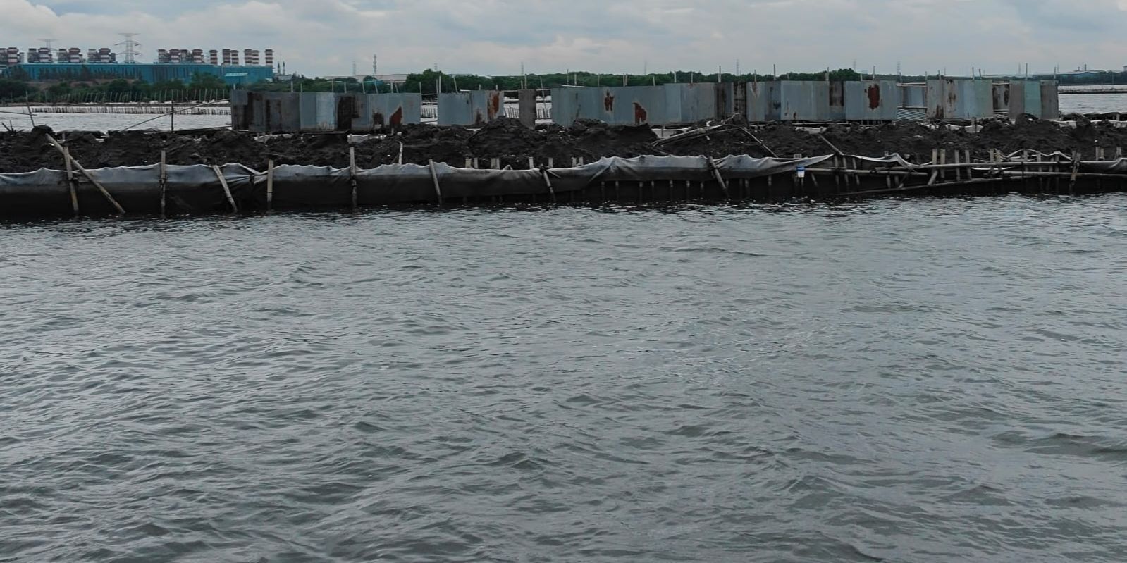 Selain Pagar, Ada Gundukan Tanah dan Empat Eskavator di Laut Bekasi