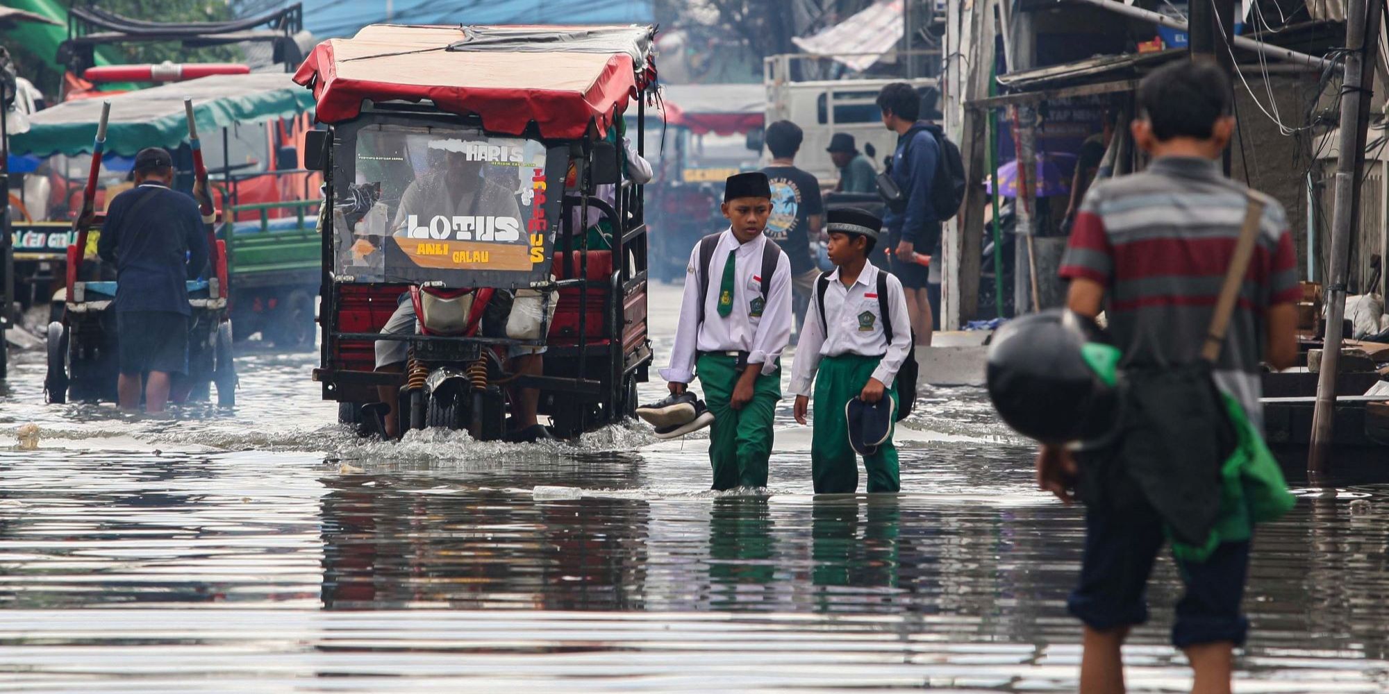 FOTO: Banjir Rob Kembali Rendam Jakarta Utara, Ketinggian Air Capai 80 Cm