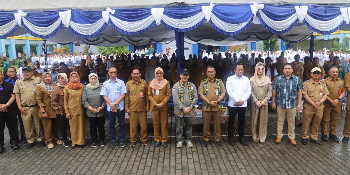 Pj Gubernur Kaltim Akmal Malik Panen Melon di SMAN 3 Tenggarong