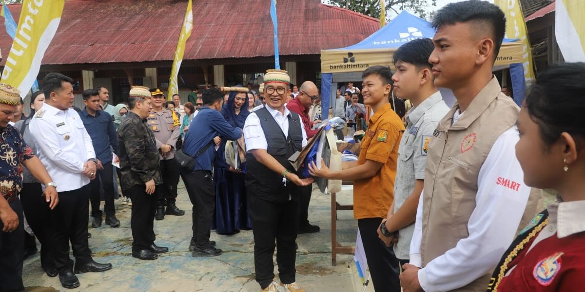 Pj Gubernur Kaltim Sapa Pelajar dan Salurkan Bantuan di Mahakam Ulu