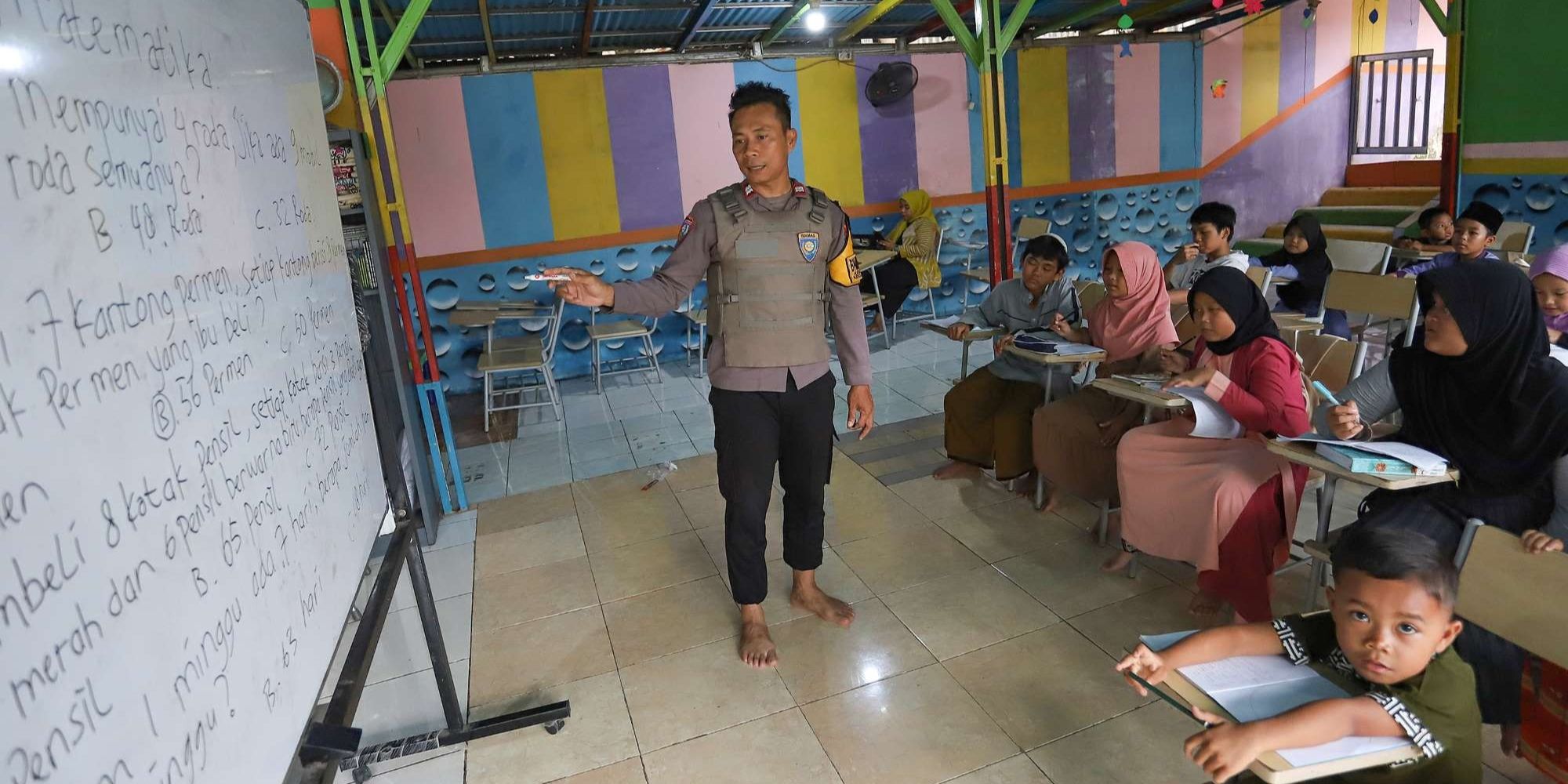 FOTO: Sosok Aiptu Agus Riyanto, Polisi Inspiratif Dirikan Sekolah Gratis untuk Anak-Anak Pemulung di Sudut Jakarta